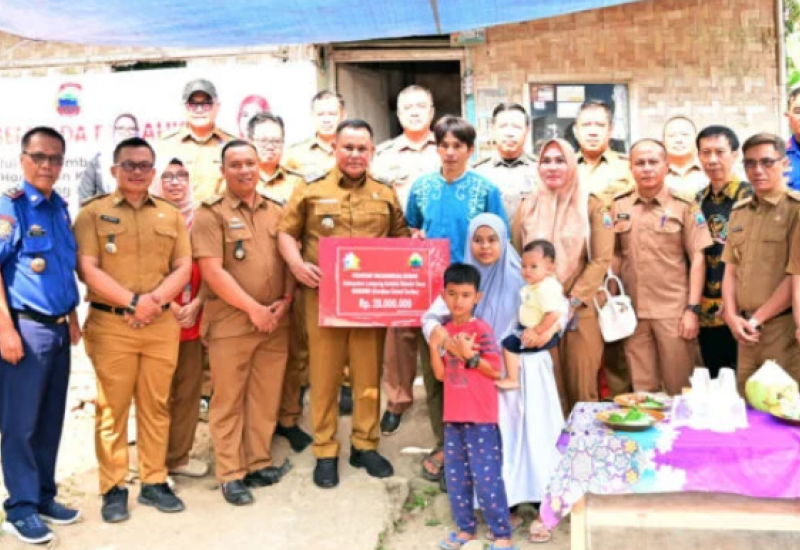 Dua Warga Kecamatan Kalianda Terima Bantuan Bedah Rumah Dari Bupati Lampung Selatan