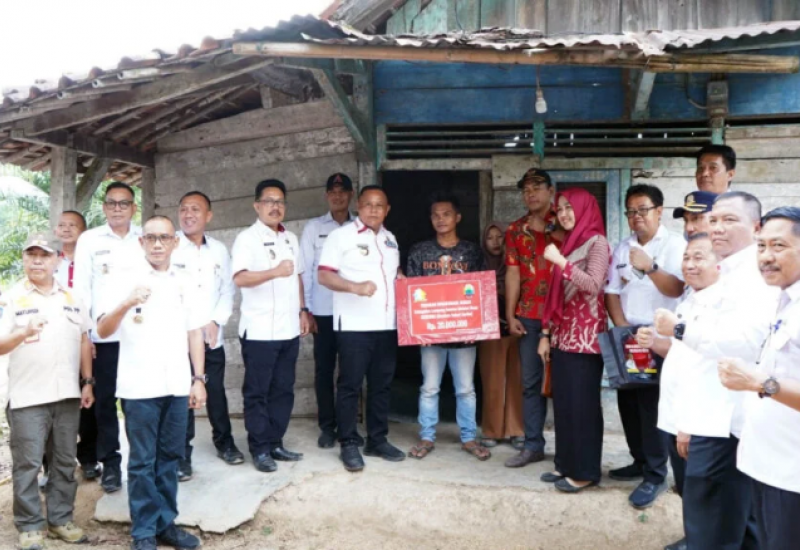 Bupati Nanang Serahkan Bantuan Bedah Rumah Kepada Dua Warga Desa Puji Rahayu