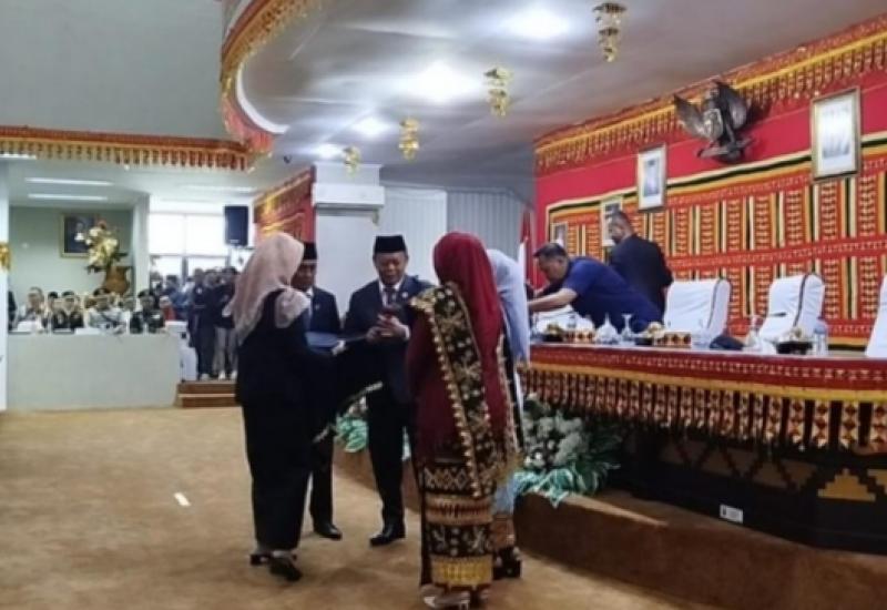 Hendry Rosyadi Serahkan Palu Pimpinan DPRD ke Erma Yusneli