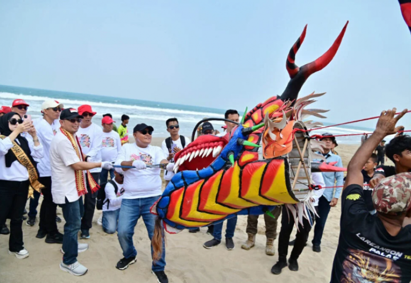Meriah, Bupati Nanang Ermanto  Resmi Buka Kalianda Kite Festival III 