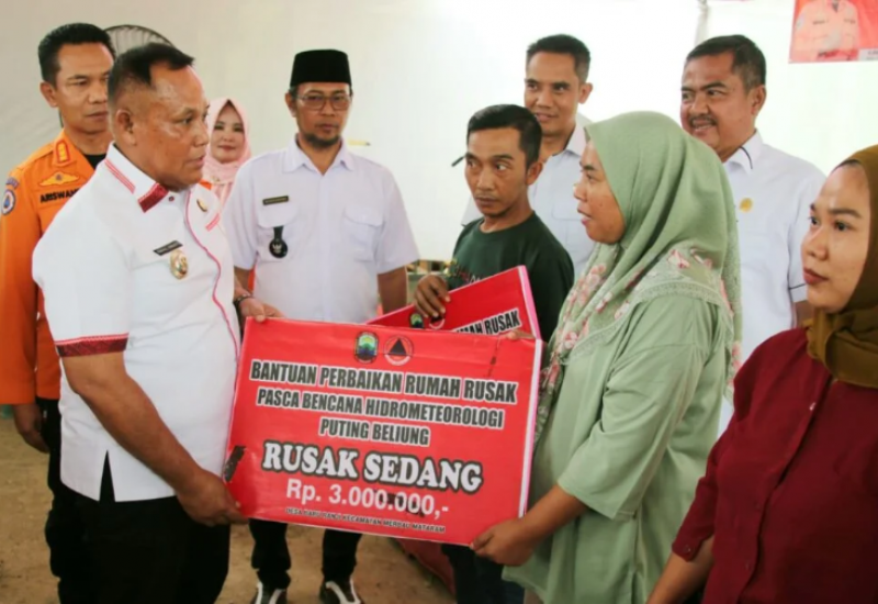121 Rumah Terdampak Puting Beliung, Bupati Nanang Ermanto Serahkan Bantuan