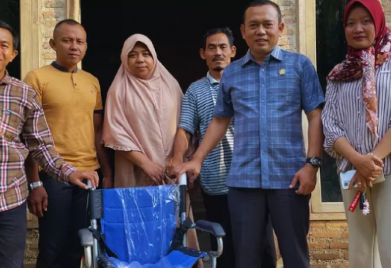 Agus Sartono Serahkan Bantuan Kursi Roda kepada Warga Desa Suak
