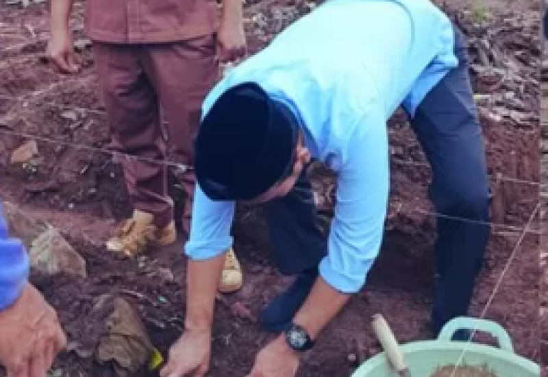 Bedah Rumah Program Bupati Egi, Anggota Dewan Agus Sartono Letakan Batu Pertama