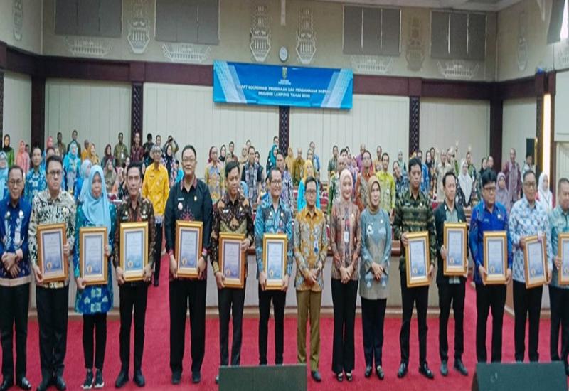 Pemkab Lamsel Raih Penghargaan Gubernur atas Penyelesaian 100 Persen Tindak Lanjut Pengawasan