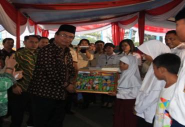 Perwakilan Menteri Sosial RI Dirjen Perlindungan dan Jaminan Sosial Kementerian Sosial Haril Nikmat saat memberikan salah satu peserta penerima manfaat PKH. Jumat, (11/08/2017)