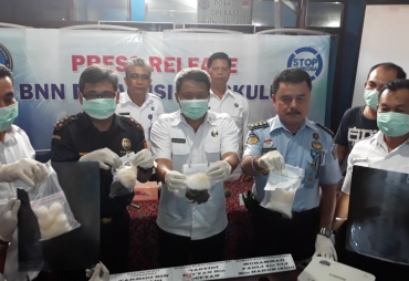Kepala BNNP Bengkulu pada saat memperlihatkan barang bukti Narkotika jenis Shabu, Senin (11/09/2017)