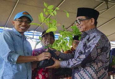 Bupati Kepahiang Dr. Ir. Hidayattullah Sjahid, MM, membagian pohon secara simbolis kepada Camat dan Kades sekitar.