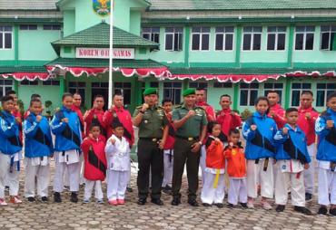  Komandan Kodim 0407/Bengkulu beserta para Atlet Karate Pengda Bengkulu