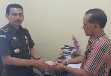 Samsul Bahri mengembalikan uang Rp 40 juta ke Kejati Bengkulu, Kamis (3/8/2017)