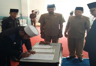 Penandatangan Walikota Bengkulu Helmi Hasan dalam Pelantiakan Direktur PDAM Kota Bengkulu