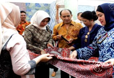 Anggota Peguyuban Batik Sekar Jagad Ahmad Thohari saat berkunjung ke stand Kain Besurek Dinas Perindag Provinsi Bengkulu, di Festival Jogja Kota Batik Dunia