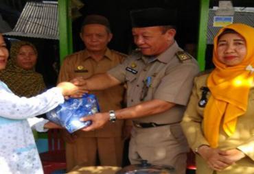 Kepala Dinas Sosial Kota Bengkulu menyalurkan bantuan berupa Sembako, Selasa (22/08/2017).