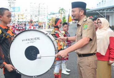 Sekretaris Daerah Kota Bengkulu Marjon saat Membuka Lomba Drumband, Senin, (14-08-2017)