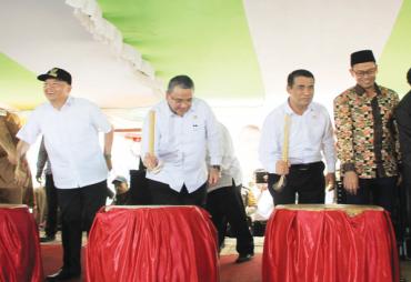 Plt. Gubernur Bengkulu Rohidin Mersyah saat Acara Penanaman Bibit Jagung bersama Menteri Pertanian dan Menteri Desa dan PDTT di Desa Padang Lebar Kecamatan Seginim Kabupaten Bengkulu Selatan, Selasa (19/9/2017)