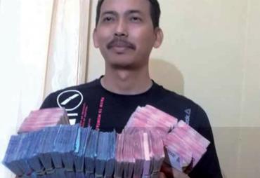 Ketua tim penyidik Kejati Bengkulu memperlihatkan uang Rp 250 yang dikembalikan Zulkifli Lubis (pokja) dan Tamimi (ketua lelang), Rabu (19/7/2017)