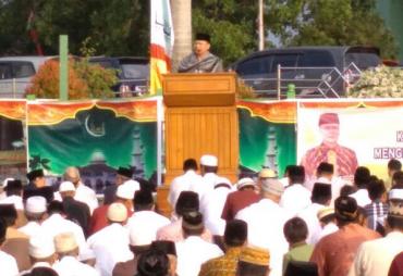 Plt Gubernu Bengkulu, Rohidin Mersyah memberikan katbah di Masjid Raya Baittul Izzah, Padang Harapan, Kota Bengkulu, Jum'at (01/09/2017)
