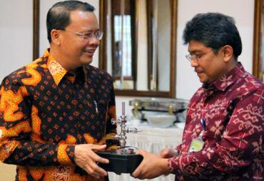 Penyerahan cinderamata oleh Direktur Utama PGE Irfan Zainuddin kepada Plt Gubernur Bengkulu Rohidin Mersyah, saat melakukan rakor bersama para pemangku kepentingan di Jakarta
