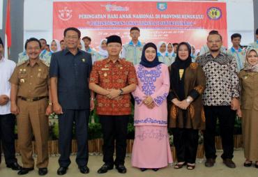 Plt Gubernur Bengkulu foto bersama dengan Ketua PKK, Ketua DPRD Provinsi Bengkulu, Bupati Bengkulu Tengah, Wakil Bupati Seluma dan Para Siswa-Siswi, Selasa, (15-08-2017)