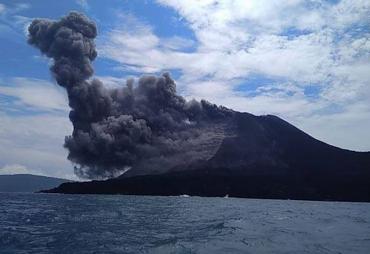 Aktivitas Erupsi Gunung Anak Krakatau.