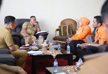 Audiensi Bersama Pos Indonesia Cabang Bandar Lampung, Ini Pesan Bupati Dalam Penyerahan BSST