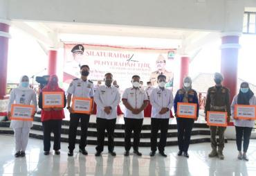 Sekian Lama Menanti, Senyum Sumringah Tenaga Honor Terima THR Dari Bupati, 