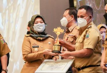 Bupati Nanang  Terima Penghargaan SABURAI, Kabupaten Terbaik Ke-III Tahun 2022