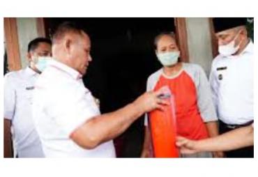 Bupati Nanang Beri Bantuan Kepada Warga Yang Terdampak Rumah Rusak