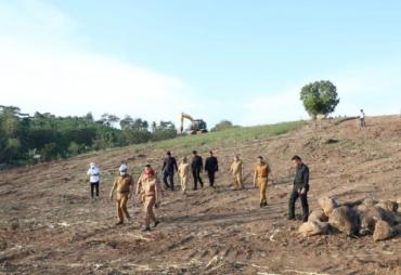 Bupati Lampung Selatan, Nanang Ermanto bersama rombongan meninjau   lokasi pembangunan sirkuit motocross berstandar nasional, yang dibangun diatas tanah   seluas 5,3 hektar, berlokasi di Desa Kedaton, Kecamatan Kalianda, Lampung Selatan,   Rabu (03/8).
