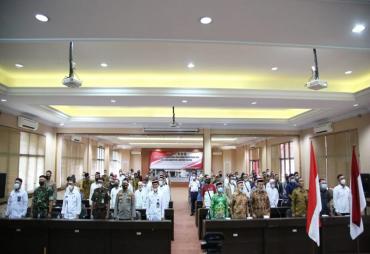 Pemerintah Kabupaten Lampung Selatan mengikuti apel Kesetiaan kepada   Negara Kesatuan Republik Indonesia (NKRI) yang digelar secara hybrid terpusat dari   Balai Keratun Provinsi Lampung dengan mengusung tema “Dengan Silahturahmi   Kebangsaan dan Ikrar Setia Kepada NKRI Kita Wujudkan Persatuan dan Kesatuan   Bangsa Demi Keutuhan NKRI” dari Aula Rajabasa, Kantor Bupati setempat, Senin   (15/08).
