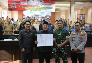 Bupati Lampung Selatan Nanang Ermanto bersama Sekertaris Daerah   Thamrin serta jajaran Kepala Organisasi Perangkat Daerah (OPD) menghadiri   Rapat Paripurna DPRD Lampung Selatan secara hybrid meeting dalam rangka   Pengesahan Rancangan Peraturan Daerah tentang Perubahan Anggaran Pendapatan   dan Belanja Daerah (APBD-P) Kabupaten Lampung Selatan di Aula Rajabasa   Setdakab, Selasa (13/09).