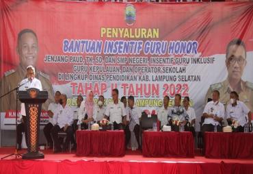 Bupati Lampung Selatan Nanang Ermanto serahkan penyaluran bantuan   insentif kepada 4.855 guru honor tahap II secara simbolis di lingkup Dinas   Pendidikan Lampung Selatan di Gedung Olahraga Way Handak, Kamis (15/09).