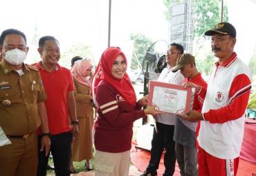 uta Swasembada Gizi Kabupaten Lampung Selatan, Winarni Nanang   Ermanto menghadiri kegiatan Deklarasi Pilar 2 dan 3 STBM dan Pencanangan 1   rumah 10 Polybag Tanaman Sayuran Cegah Stunting dan Inflasi di Desa Baru   Liman Kecamatan Candipuro, Selasa (27/9).