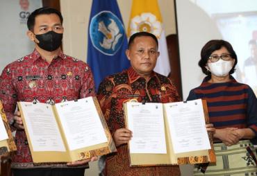 Bupati Lampung Selatan Nanang Ermanto didampingi Kepala Badan   Perencanaan Pembangunan Daerah (Bappeda), Aryan Saruhian menghadiri acara   Grand Launching dan penandatanganan komitmen bersama pelaksanaan reformasi   birokrasi tematik penanggulangan kemiskinan pada pemerintah daerah yang   diselenggarakan Kementerian Pendayagunaan Aparatur Negara dan Reformasi   Birokrasi Republik Indonesia (Kemenpan-RB) di Balai Senat Universitas Gajah   Mada, Jumat (21/10).