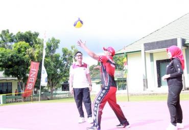 Makodim 0421/LS menggelar Turnamen Bola Volly Dandim Cup 2022 dalam rangka memeriahkan Hari Ulang   Tahun (HUT) Lampung Selatan Ke-66 dilapangan Parikesit Kodim 0421/LS, Jumat (4/11).