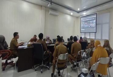 Pemerintah Kabupaten (Pemkab) Lampung Selatan mengikuti Rapat Koordinasi Nasional (Rakornas) mengenai Pengendalian Inflasi Daerah secara virtual melalui aplikasi zoom meeting dari Ruang Sekdakab Lampung Selatan yang diikuti Sekretaris Daerah (Sekda) Kabupaten Thamrin beserta para pejabat terkait, Senin (28/11).