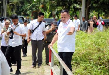 Wujudkan Harapan Warga, Bupati Nanang Bakal Lebarkan Jembatan Parit 9 Desa Berundung