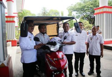 Kepada Penyandang Disabilitas, Bupati Lampung Selatan Serahkan Kendaraan Roda Tiga 