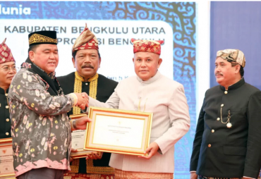 Bupati Lampung Selatan Terima Sertifikat Bebas Malaria Pada Hari Malaria Sedunia di IKN