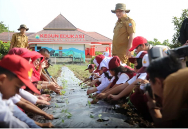 Bupati Lampung Selatan Ajak Anak SDN 3 Way Urang Tumbuhkan Jiwa Petani Sejak Dini 
