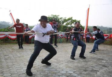 Bupati Nanang Ikut Lomba Tarik Tambang, Meriahkan HUT Ke-78 RI