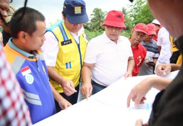 Bupati Nanang Tinjau Saluran Irigasi Yang Akan Di Normalisasi Di Bandar Agung