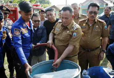 Bantu Warga Kesulitan Air Bersih, Nanang Ermanto Turun Langsung