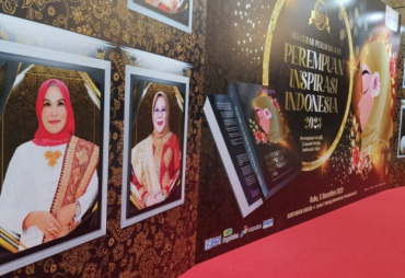 Bunda Winarni Nanang Ermanto Menerima Penghargaan Perempuan Inspirasi Indonesia 2023