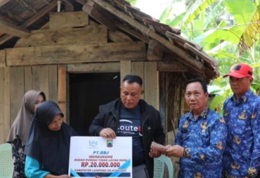 Bersama PT. BBJ, Pemkab Lampung Selatan Salurkan Bantuan Bedah Rumah di Kecamatan Rajabasa