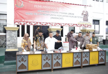 Musnahkan Barang Bukti Tindak Pidana Umum, Bupati Lamsel  Apresiasi Kinerja Kejari