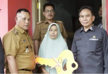 Anggota DPRD Lamsel Hadiri Program Bedah Rumah di Kecamatan Rajabasa