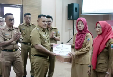 Bupati Nanang Serahkan Bantuan Insentif Tahap I Ke 5.097 Guru Honorer 