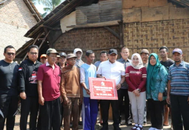 Di Kecamatan Bakauheni dan Rajabasa, Bupati Nanang Ermanto Serahkan Bantuan Bedah Rumah 