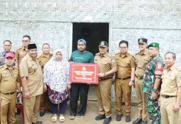 Di Desa Karang Anyar Jati Agung, Bupati Nanang Ermanto Serahkan 3 Bantuan Bedah Rumah 