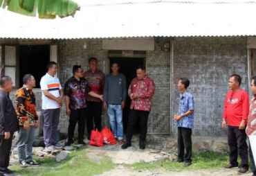 Bupati Lampung Selatan Berikan Bantuan Bedah Rumah Kepada Warga Desa Palembapang Jailani